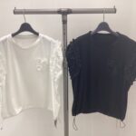 白と黒の袖フリルカットソー