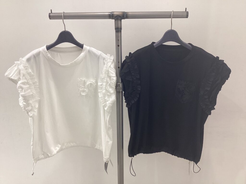 白と黒のフリル袖刺繍カットソー